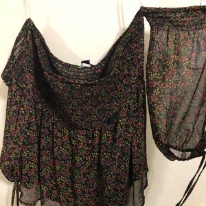 Over the shoulder top  ❌SOLD❌